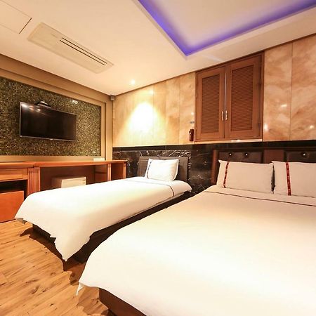 Signature Hotel Seoul Bagian luar foto