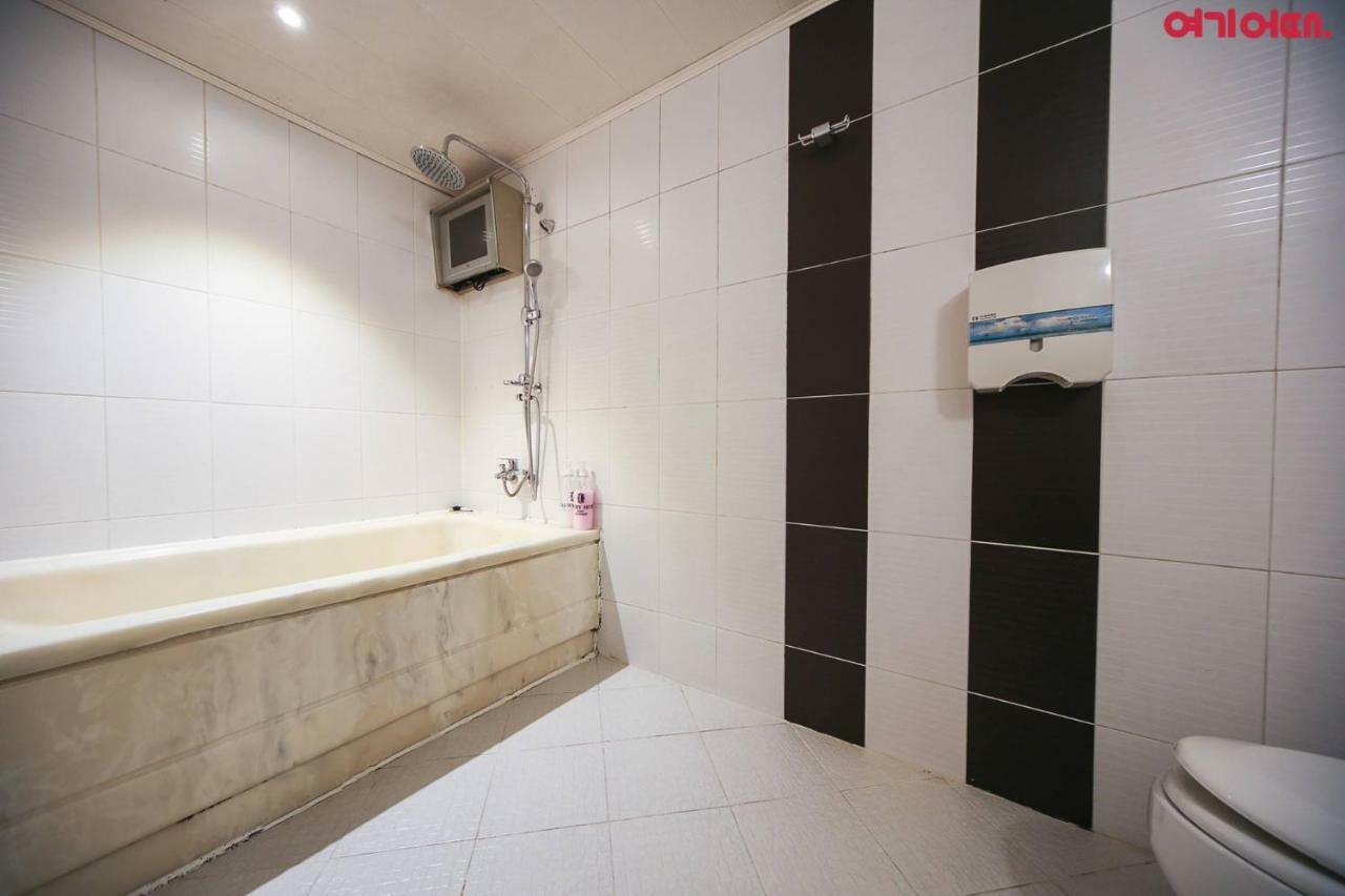 Signature Hotel Seoul Bagian luar foto