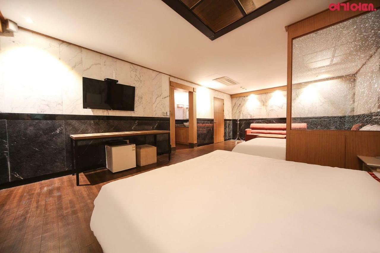 Signature Hotel Seoul Bagian luar foto