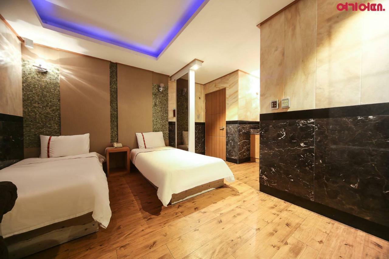 Signature Hotel Seoul Bagian luar foto