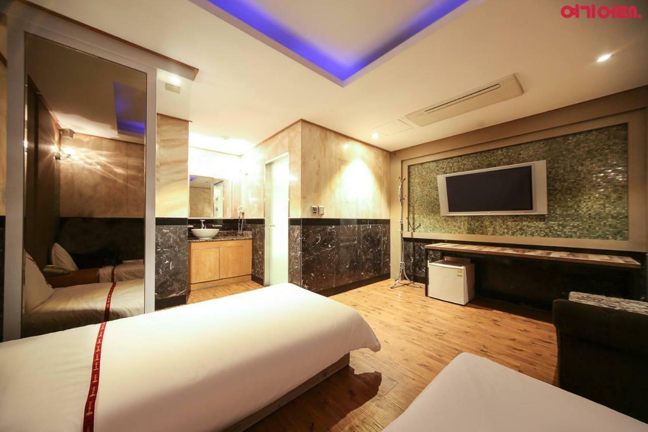Signature Hotel Seoul Bagian luar foto