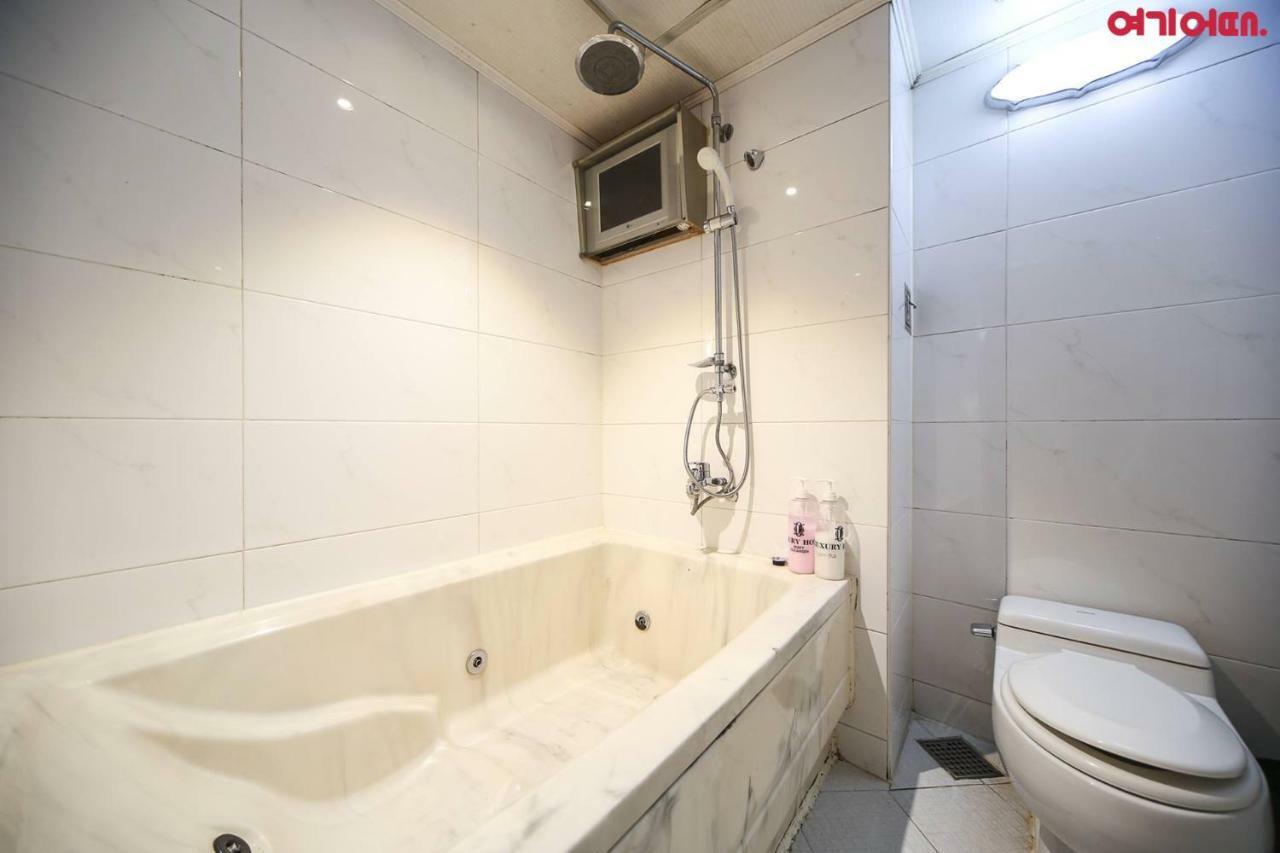 Signature Hotel Seoul Bagian luar foto