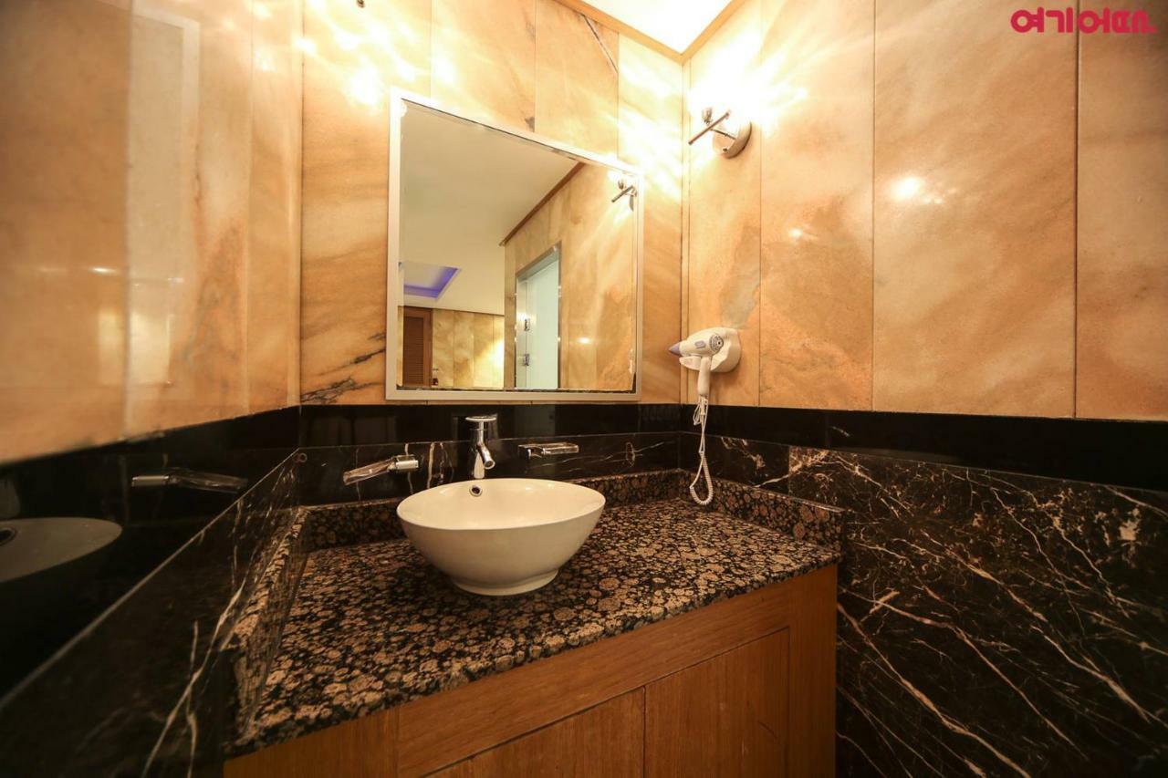 Signature Hotel Seoul Bagian luar foto
