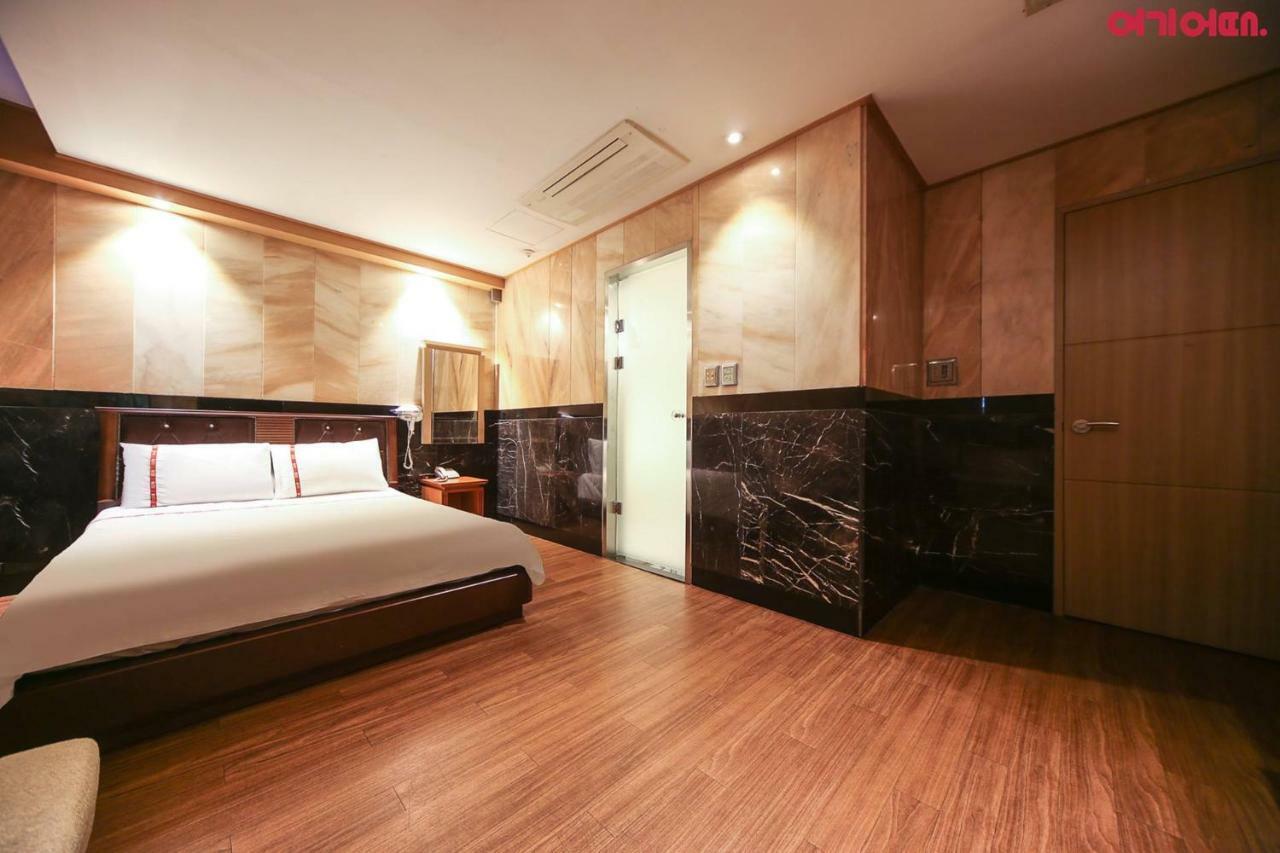 Signature Hotel Seoul Bagian luar foto