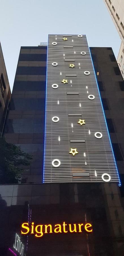 Signature Hotel Seoul Bagian luar foto